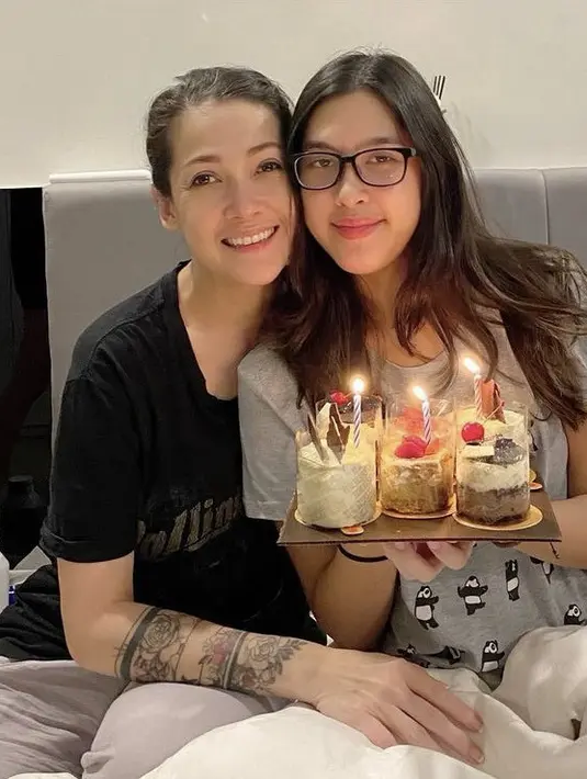 Merayakan ulang tahun Queena, Mieke tampil simple dengan tshirt hitamnya dengan wajah flawlessnya. Credit: Instagram  (@mieke_amalia)