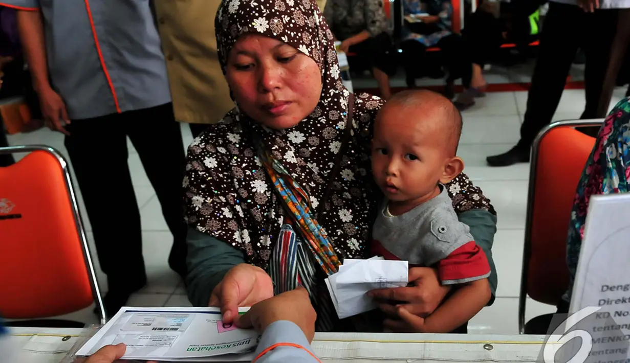 Pemerintahan Jokowi mulai membagikan Kartu Indonesia Sehat (KIS) kepada warga kurang mampu di Indonesia sebanyak 15,5 juta, Jakarta, Senin (3/11/2014). (Liputan6.com/Johan Tallo)