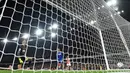 Reaksi kiper AFC Wimbledon Nikola Tzanev (kiri) usai pemain Arsenal Eddie Nketiah mencetak gol ke gawangnya pada pertandingan Piala Liga Inggris di Emirates Stadium, London, Inggris, 22 September 2021. Arsenal menang 3-0. (JUSTIN TALLIS/AFP)