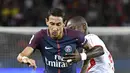 Striker PSG, Angel Di Maria, berusaha melewati pemain Toulouse pada laga Liga 1 Prancis, di Stadion Parc des Princes, Senin (21/8/2017). PSG menang 6-2 atas Toulouse. (AFP/bertrand Guay)