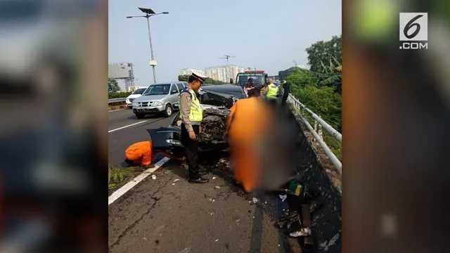 Seorang pengemudi yang tengah mengganti ban di bahu jalan tol harus meregang nyawa setelah ditabrak sedan yang melaju kencang.