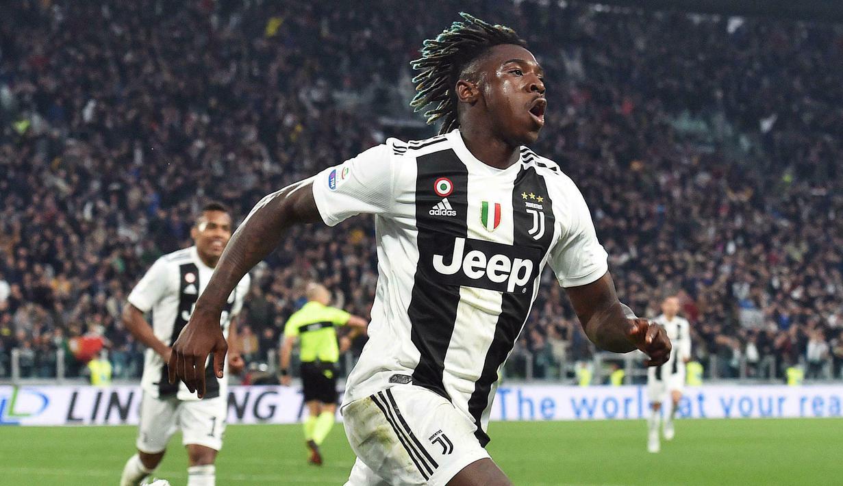 Penyerang Juventus, Moise Kean, melakukan selebrasi usai membobol gawang AC Milan pada laga Serie A di Stadion Allianz, Turin, Sabtu (6/4). Juventus menang 2-1 atas AC Milan. (AP/Andrea Di Marco)