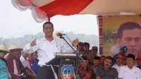 Menteri Pertanian Andi Amran Sulaiman melakukan panen raya padi di Kolaka, Sulawesi Tenggara.