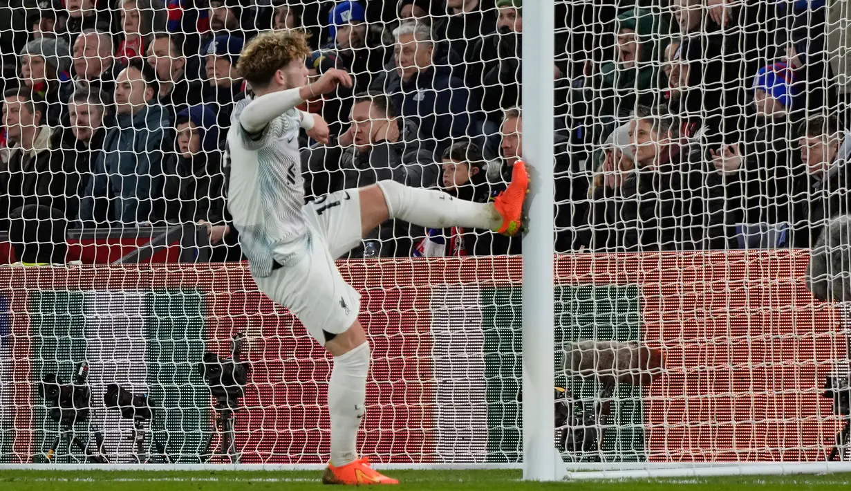 Pemain Liverpool Harvey Elliott bereaksi frustrasi saat melawan Crystal Palace pada pertandingan sepak bola Liga Inggris di Selhurst Park, London, Inggris, 25 Februari 2023. Pertandingan berakhir imbang dengan skor 0-0. (AP Photo/Alastair Grant)
