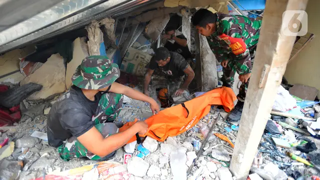 Pencarian Korban Longsor Usai Gempa Guncang Cianjur