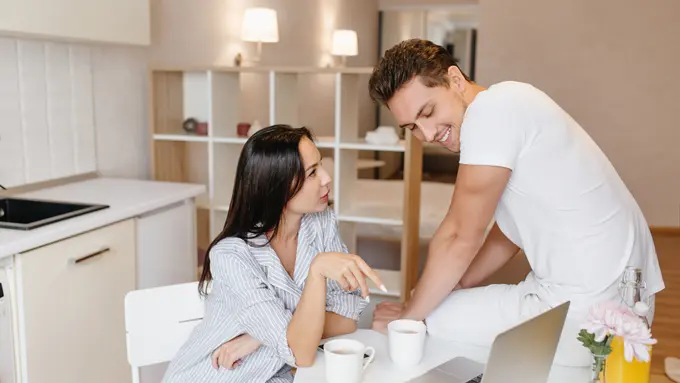 couple desember dengan laptop