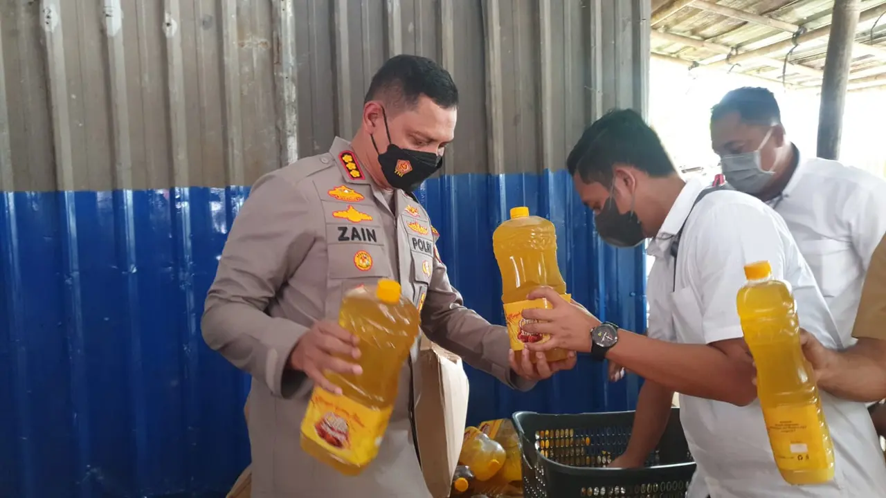 Polisi menggerebek pabrik pengemasan minyak goreng curah menjadi minyak goreng kemasan di Kelurahan Pakojan, Kecamatan Pinang, Kota Tangerang. (Liputan6.com/Pramita Tristiawati)