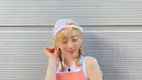 Padu padan sleeveless top warna peach-putih dan trousers warna peach bikin look sporty mu makin chic, seperti Taeyeon SNSD satu ini. (Instagram/taeyeon_ss).