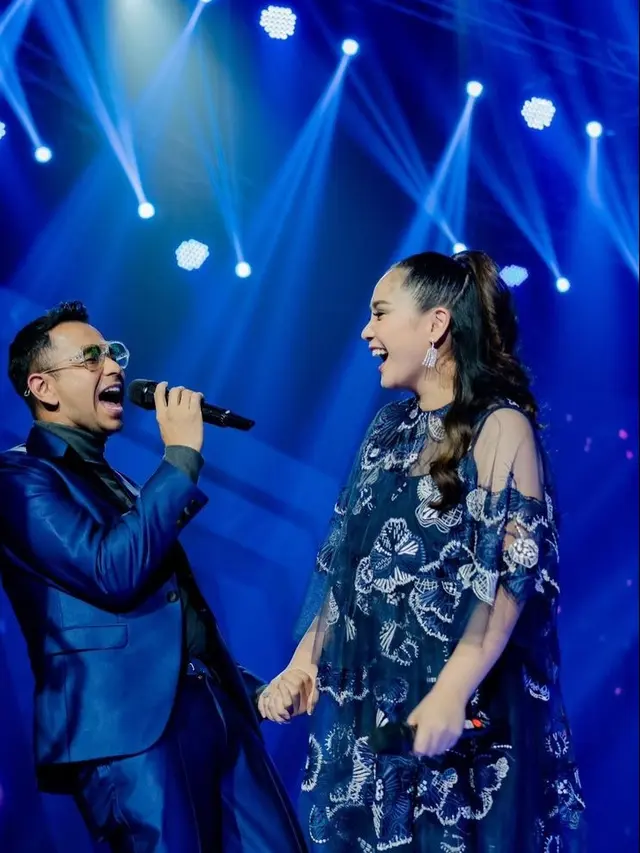 6 Potret Duet Raffi Ahmad dan Nagita Slavina, Tampil Serasi Berbalut Outfit Serba Biru