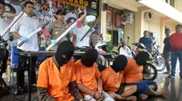 Empat anggota geng motor yang menyerang polisi di kawasan MTQ Jalan Jendeeral Sudirman, Pekanbaru. (Liputan6.com/M Syukur)
