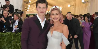 Shawn Mendes sepertinya menertawakan pemberitaan yang mengatakan ia dan Hailey  resmi mengumumkan pacaran di Met Gala 2018. (NEILSON BARNARD  GETTY IMAGES NORTH AMERICA  AFP)