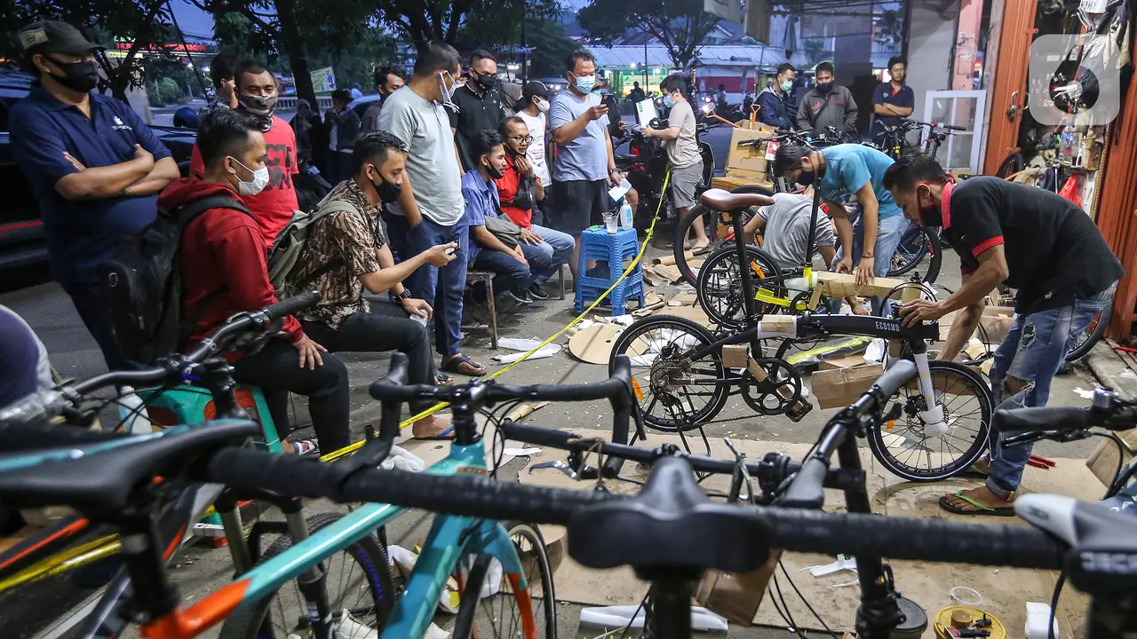 Sambut New Normal, Warga Antre Berburu Sepeda Lipat