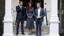 Pangeran William (kanan) beserta istrinya Kate Middleton dan Pangeran Harry menunggu kedatangan Presiden AS Barack Obama dan Michelle Obama di Kensington Palace, London , Inggris (22/4). Mereka akan mengadakan acara makan malam. (REUTERS / Kevin Lamarque)
