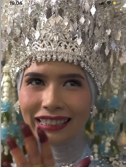 Untuk riasan wajah, Arma mengenakan lipstik merah bold matte, blush on pink, serta riasan matanya. [Instagram/@kimgunwoooooo]