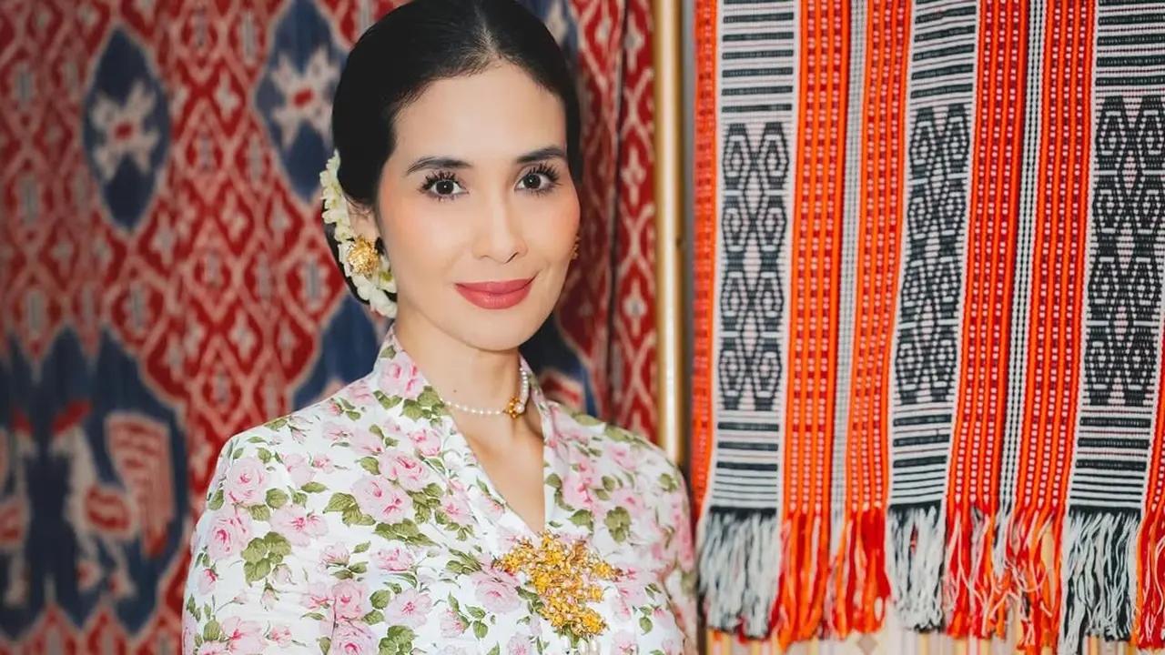 8 Adu Gaya Artis Pakai Kebaya di Hari Kartini 2025, dari Dian Sastrowardoyo, Cinta Laura, hingga Syifa Hadju