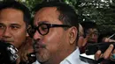 Rano Karno menjawab pertanyaan wartawan, Jakarta, Jumat (22/1). Rano mengakui bahwa Direktur Utama PT Banten Global Development Ricky Tampinongkol pernah melaporkan ada permintaan Rp10 miliar dari anggota DPRD Banten. (Liputan6.com/Helmi Afandi)