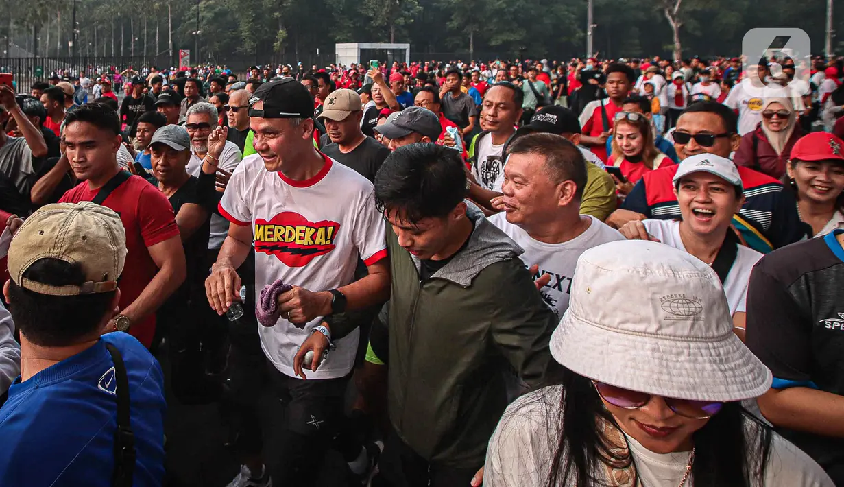 Antusiame warga saat bertemu Ganjar Pranowo berolahraga di SUGBK. (Liputan6.com/Faizal Fanani)