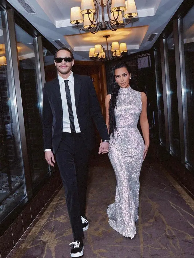 8 Tampilan Perdana Kim Kardashian dan Pete Davidson di Karpet Merah, Kompak Berbusana Serba Monokrom