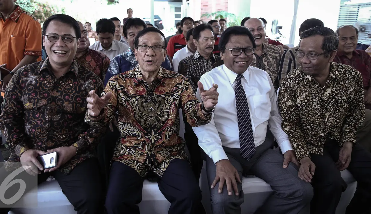 Akbar Tandjung (kedua kiri) bersama sejumlah tokoh saat menghadiri Pembukaan Sekolah Kepemimpinan Politik Bangsa, Jakarta, Selasa (3/5). Sekolah tersebut merupakan satu solusi dari sekian banyak permasalahan di Indonesia. (Liputan6.com/Faizal Fanani)