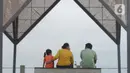 <p>Warga duduk santai sambil menikmati sore di Pulau Maju, Jakarta, Sabtu (26/2/2022). Sejak di resmikan oleh Gubernur DKI Pulau Maju kini ramai di kunjungi warga Jakarta dan sekitarnya untuk sekedar berolahraga, jalan santai bersama keluarga, berlibur di akhir pekan. (merdeka.com/Imam Buhori)</p>