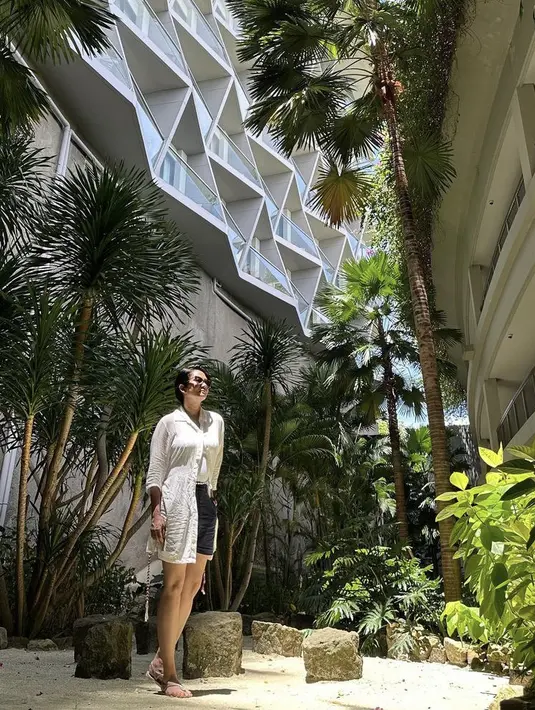 Konsisten dengan rambut pendeknya, Dian tampil mengenakan atasan kemeja putih panjang dipadukan short pants hitamnya.  Credit: Instagram  (@bu_deedee)