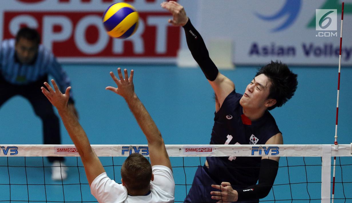 Pemain Timnas voli putra Korea Selatan, Huichae Song melakukan smes saat melawan Kazakhstan di Semifinal Kejuaraan Voli Asia 2017 di GOR Tri Dharma, Gresik, Senin (31/7). Kazakhstan unggul 3-2. (Liputan6.com/Helmi Fithriansyah)