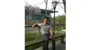 Rio Haryanto bersantai sejenak dari padatnya jadwal yang harus diikutinya sebelum beraksi dalam F1 GP China di Sirkuit Internasional Shanghai, China, (14/4/2016). (Bola.com/Rio Haryanto Media)