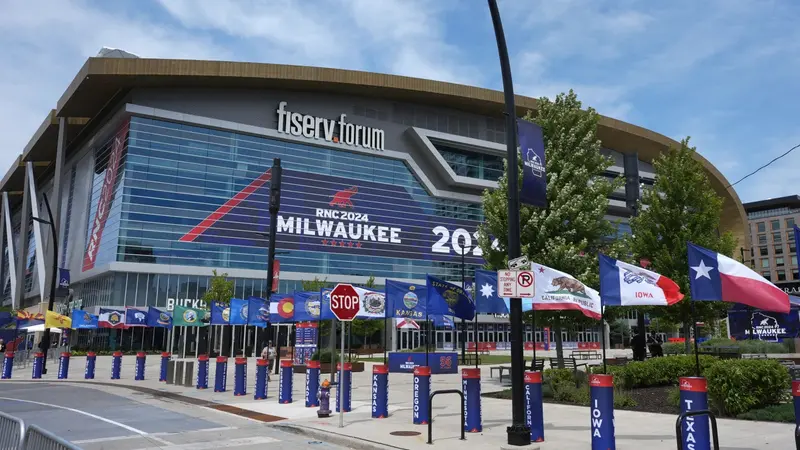 Bagian luar gedung, lokasi Konvensi Nasional Partai Republik di Milwaukee,14 Juli 2024. (AP/Paul Sancya)