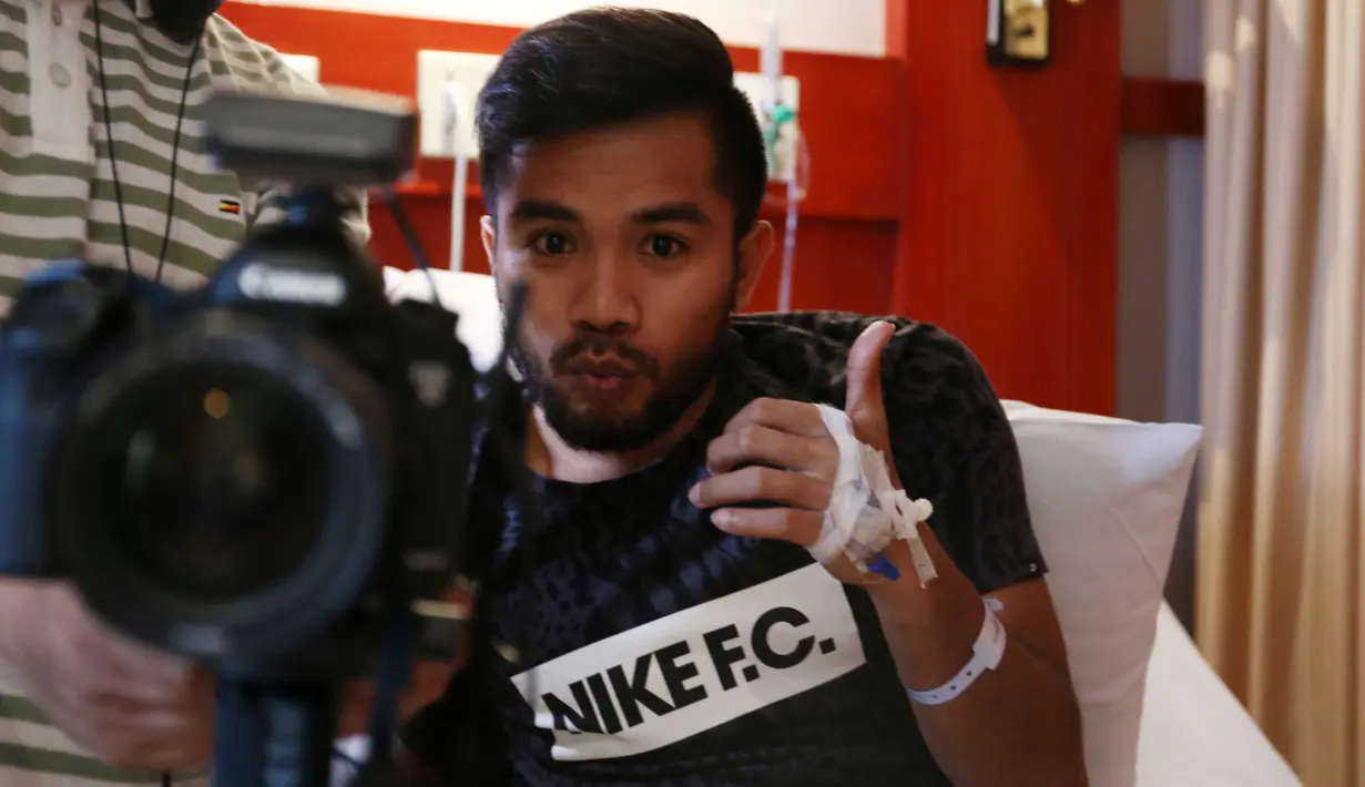 Pemain Persib Bandung, Zulham Zamrun saat menjalani pemulihan cedera di Rumah Sakit, Jakarta, Selasa(8/12/2015). (Bola.com/Nicklas Hanoatubun)