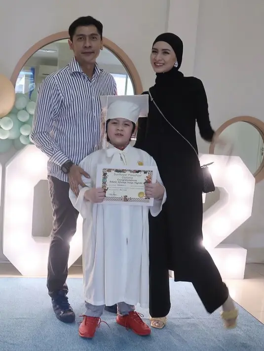 Hadir di wisuda sang anak, Donita tampil serba hitam dari atasan, celana, hingga kerudungnya. @donitabhubiy