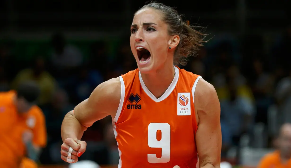 Atlet voli asal Belanda, Myrthe Schoot melakukan selebrasi saat meraih poin pada pertandingan melawan USA di Olimpiade Rio 2016, Brasil, (8/8). Atlet 27 tahun ini memiliki tinggi 1,84m. (REUTERS/Marcelo del Pozo)