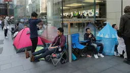 Penggemar iPhone 7 sudah membentuk garis antrean panjang sejak 11 September lalu, Sydney, Kamis (15/9).  Agar tak lelah, para fanboy mendirikan tenda kecil untuk duduk dan melindungi diri dari matahari atau hujan. (REUTERS / Jason Reed)
