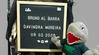 Bruno Al Barra Davindra Moreira, nama anak dari pasangan Bonek, Johan Frenceska Sandra dan Iin Khoirotin Ma&rsquo;rufah. (Bola.com/Aditya Wany)