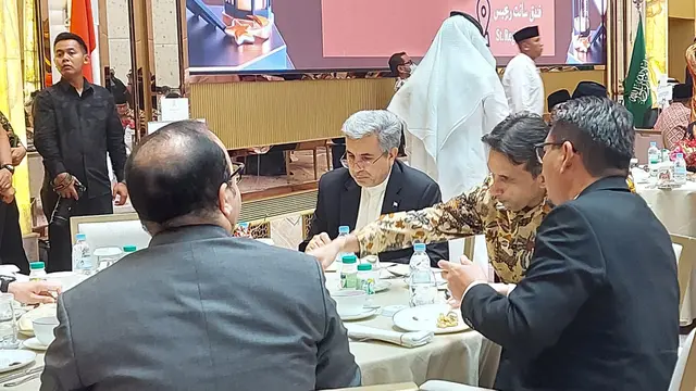 Perwakilan Iran sedang melakukan buka puasa (liputan6.com/ Linda Sapira)