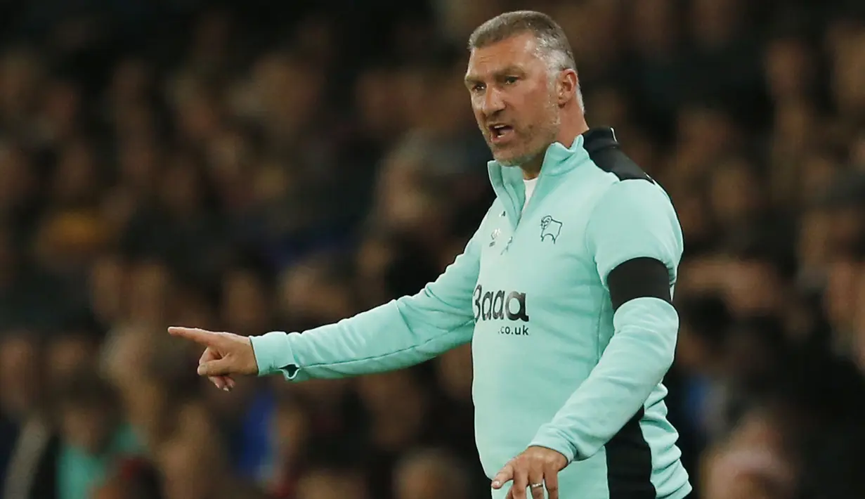 Pelatih Derby County, Nigel Pearson terus memberikan semangat dan arahan kepada timnya saat melawan Liverpool pada putaran ketiga Piala Liga Inggris di Stadion Pride Park, Rabu (21/9/2016) dini hari WIB. (Action Images via Reuters/Andrew Boyers)
