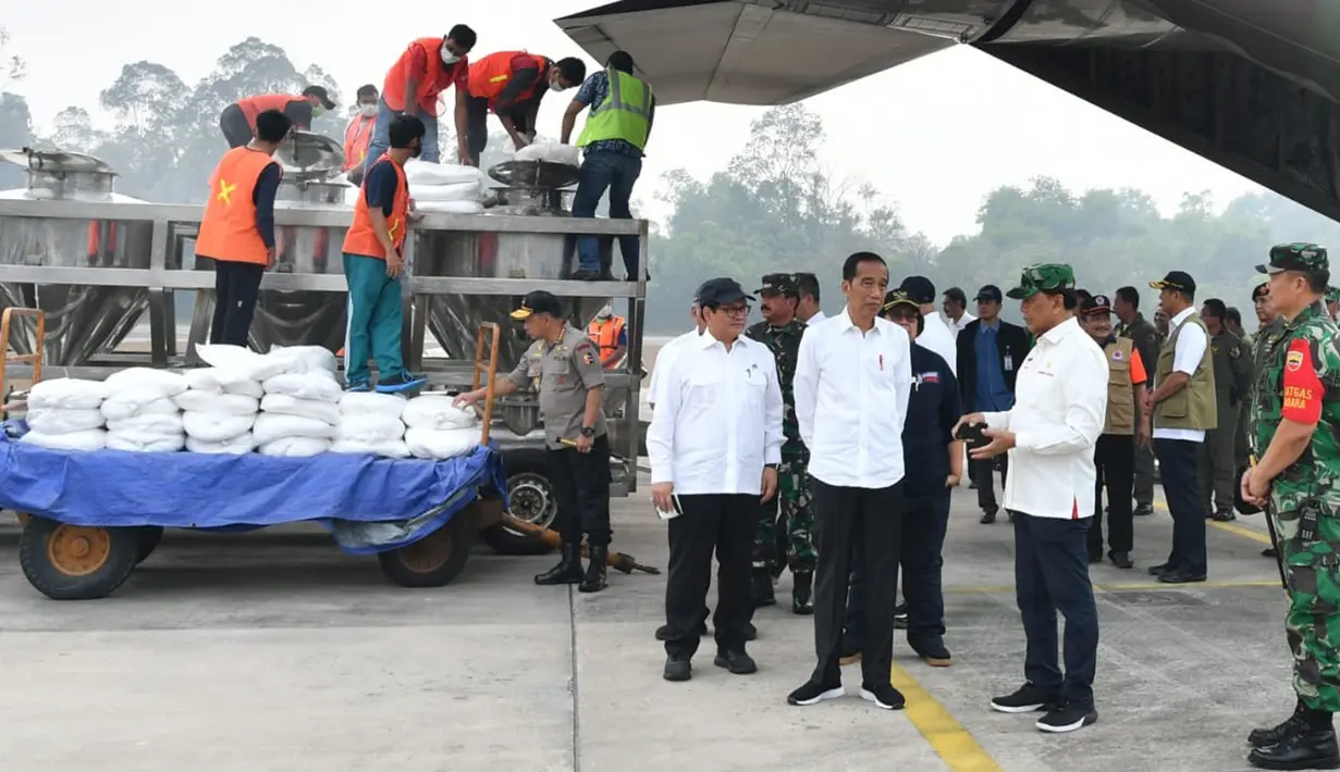 Presiden Joko Widodo (Jokowi) bersama rombongan meninjau kesiapan penyemaian garam di Pangkalan TNI AU Roesmin Nurjadin,, Kota Pekanbaru, Selasa (17/9/2019). Setidaknya, sebanyak 52 pesawat dikerahkan untuk memadamkan kebakaran hutan dan lahan (karhutla) di Riau. (Liputan6.com/HO/Biro Pers Setpres)