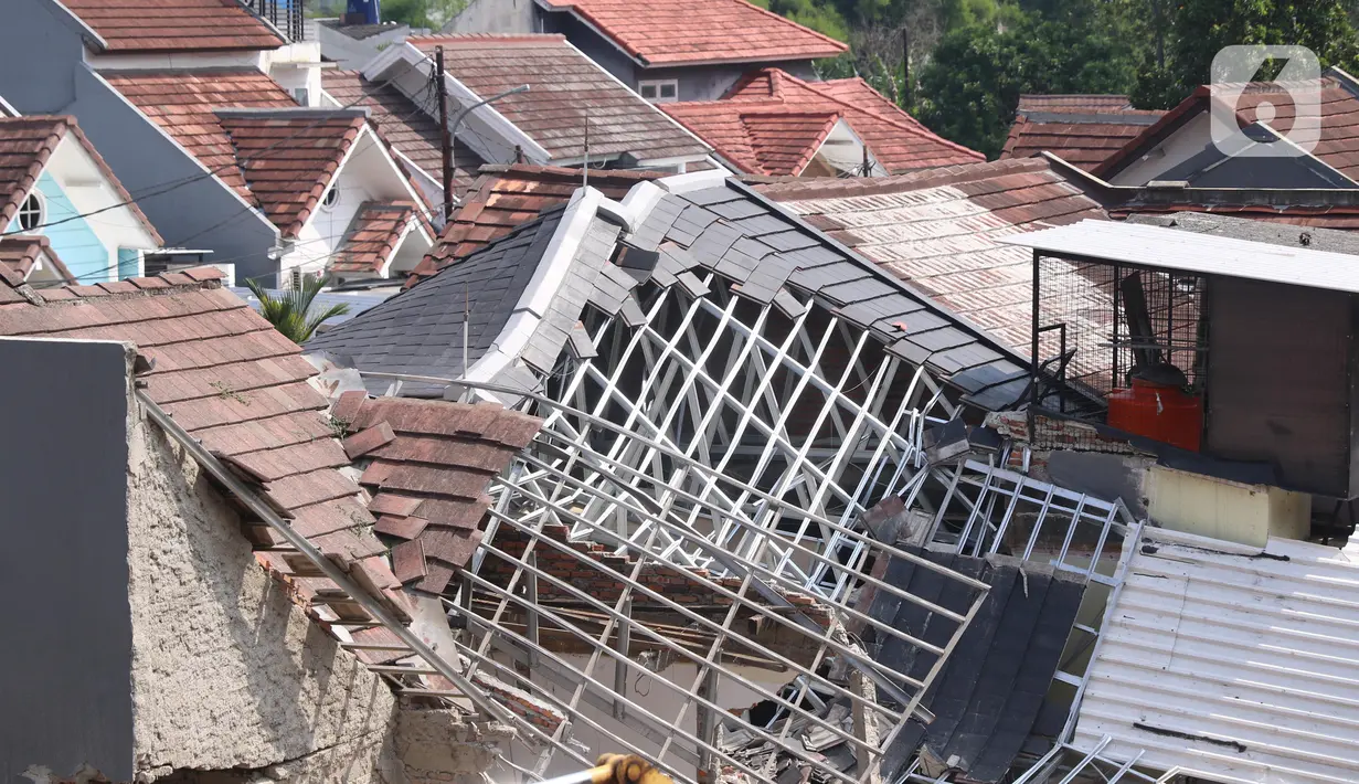 Kondisi bangunan rumah yang hancur tertimpa tanah longsor, di Perumahan Nerada Estate Ciputat, Tangerang Selatan, Banten, Sabtu (12/6/2021). Longsor tersebut menghancurkan 2 rumah warga dan tidak ada korban jiwa dalam peristiwa itu. (Liputan6.com/Angga Yuniar)