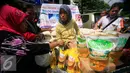 Sejumlah pembeli berbelanja pada operasi pasar murah Bulog DIY di pasar Beringharjo, Yogyakarta, (25/5). Operasi pasar tersebut di jual bererapa bahan kebutuhan pokok diantaranya,beras,minyak goreng di bawah harga pasaran. (Liputan6.com/Boy Harjanto)
