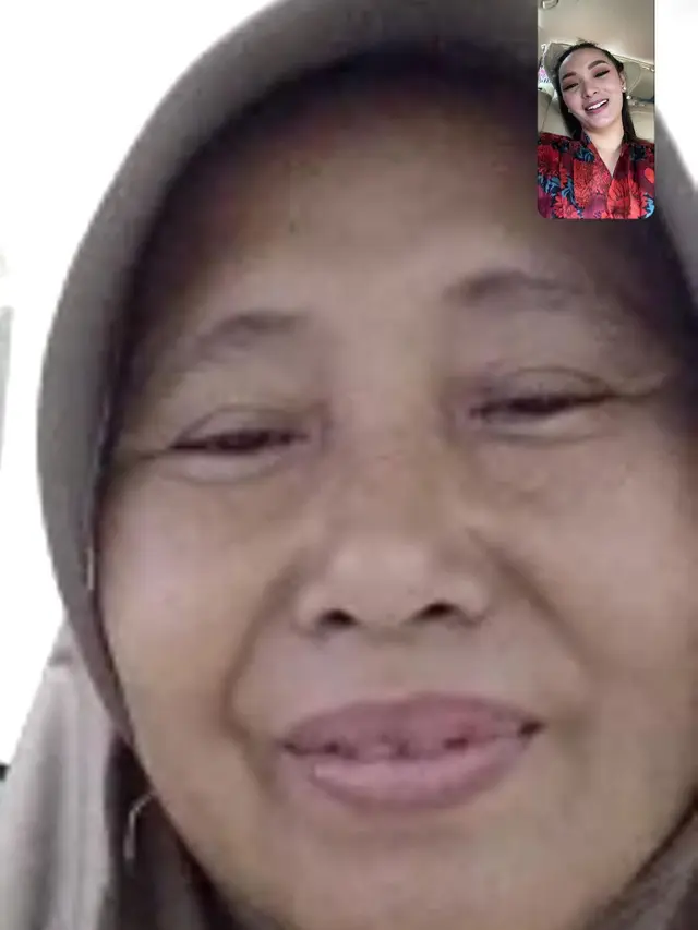 Mereka saling berkabar melalui video call (Instagram/ zaskia_gotix)