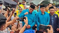 Airin Rachmi Diany mendampingi pendaftaran bakal calon wali kota dan wakil wali kota Tangsel Benyamin Davnie dan Pilar Saga Ichsan, ke KPU Tangsel, Kamis (29/8/2024). (Liputan6.com/ Pramita Tristiawati)