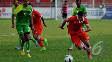 Laga SCM Cup 2015 antara Persija Jakarta kontra Persebaya Surabaya berakhir imbang 1-1 di Stadion H Agus Salim, Padang, Senin (19/1/2015). (Liputan6.com/Johan Tallo)