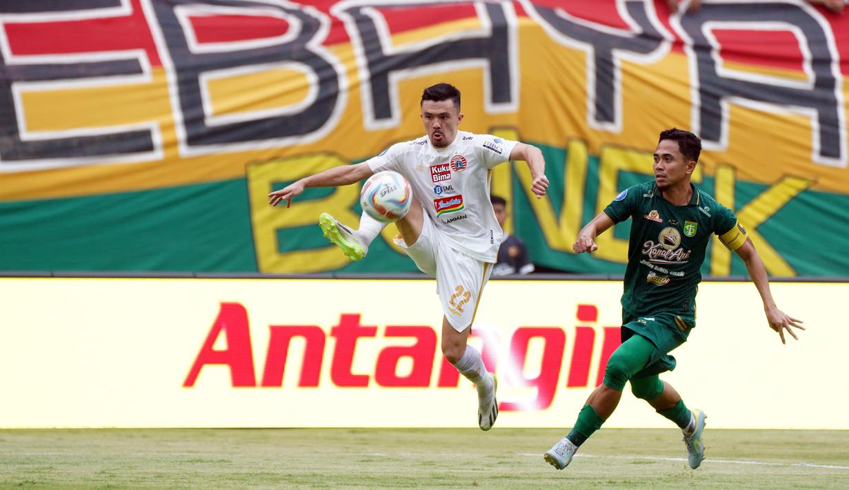 Pemain Persija Jakarta, Oliver Saludares Bias (kiri), berusaha mengontrol bola dibayangi pemain Persebaya Surabaya, Reva Adi Utama, dalam pertandingan pekan ke-22 BRI Liga 1 2023/2024 yang berlangsung di Stadion Gelora Bung Tomo, Surabaya, Sabtu (9/12/2023). (Dok. Persija Jakarta)