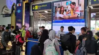 Suasana penumpang mengantre di boarding pas stasiun Cirebon pada puncak arus balik lebaran 2024. Foto (Liputan6.com / Panji Prayitno)