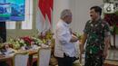 Menteri Pekerjaan Umum dan Perumahan Rakyat (PUPR) Basuki Hadimuljono berbincang dengan Panglima TNI Marsekal TNI Hadi Tjahjanto berbincang saat menghadiri rapat terbatas membahas kesiapan menghadapi dampak virus  di Istana Kepresidenan Bogor, Jakarta, Selasa (4/2/2020). (Liputan6.com/Faizal Fanani)