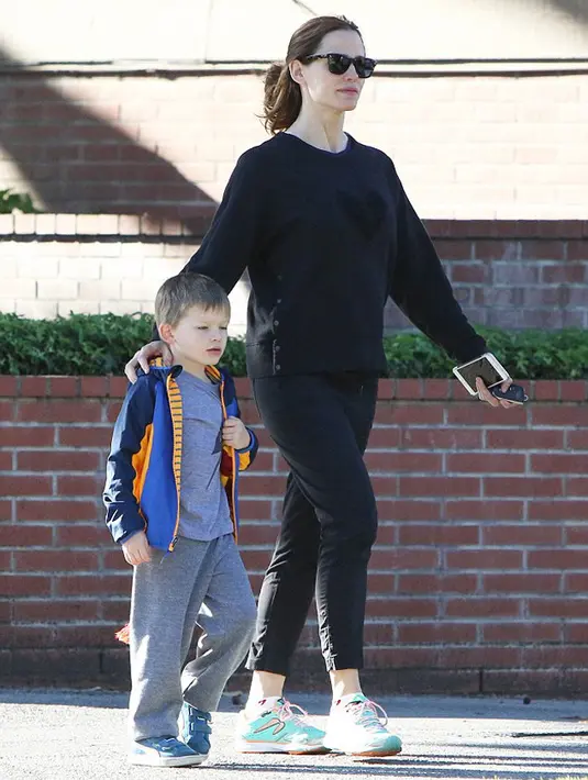 Keputusan berpisah keduanya sudah direncanakan sejak dua tahun silam, namun pasangan ini tetap berusaha memperbaiki dan menjaga hubungan mereka baik-baik demi pertumbuhan sang buah hati. (AFP/Bintang.com)