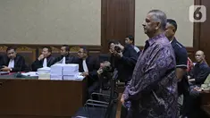 Terdakwa kasus suap proyek PLTU Riau-1 Sofyan Basir menjalani sidang lanjutan di Pengadilan Tipikor, Jakarta, Senin (21/10/2019). Sidang tersebut beragendakan pembacaan nota pembelaan atau pledoi terdakwa. (Liputan6.com/Herman Zakharia)
