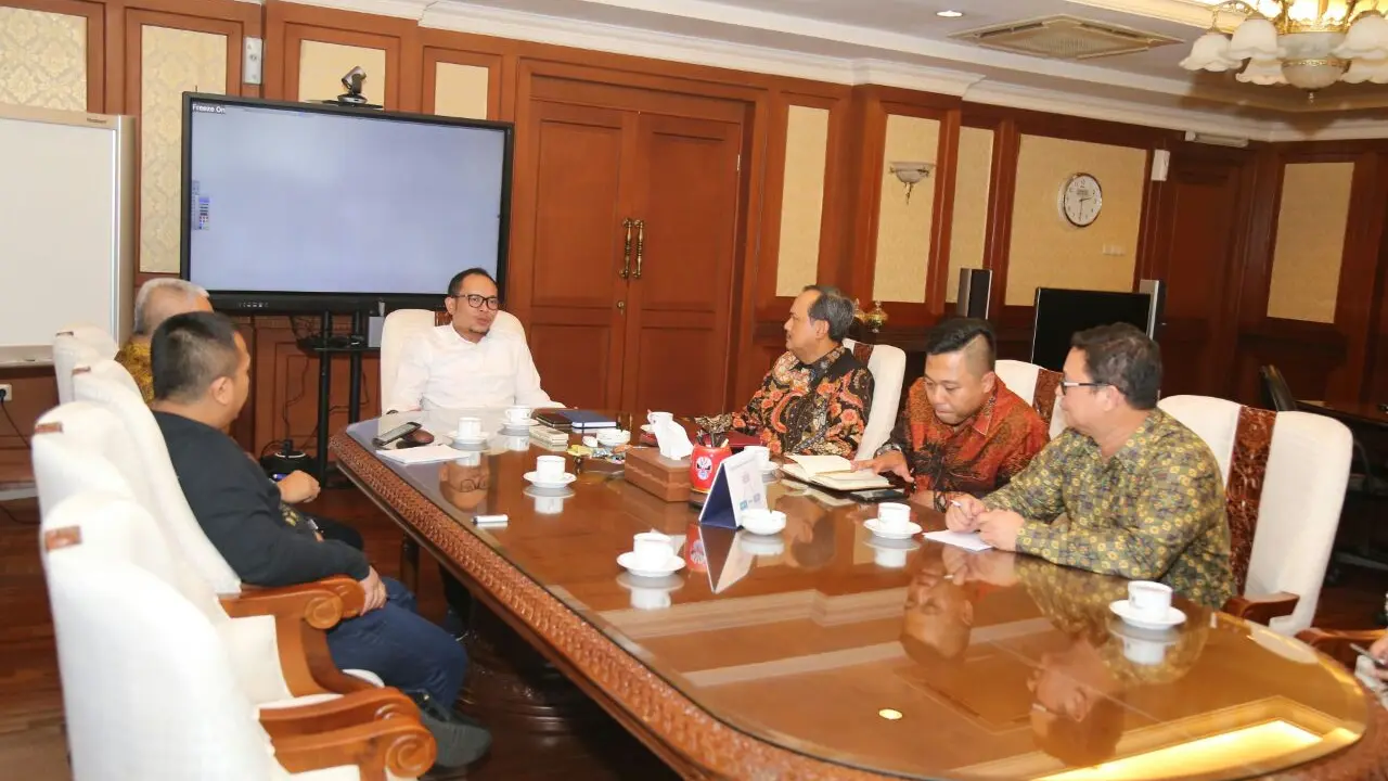 M Hanif Dhakiri saat menerima kunjungan Duta Besar (Dubes) Republik Indonesia untuk Singapura, Ngurah Swajaya, di Kantor Kementerian Ketenagakerjaan, Jakarta Selatan, Jumat (11/5/2018).