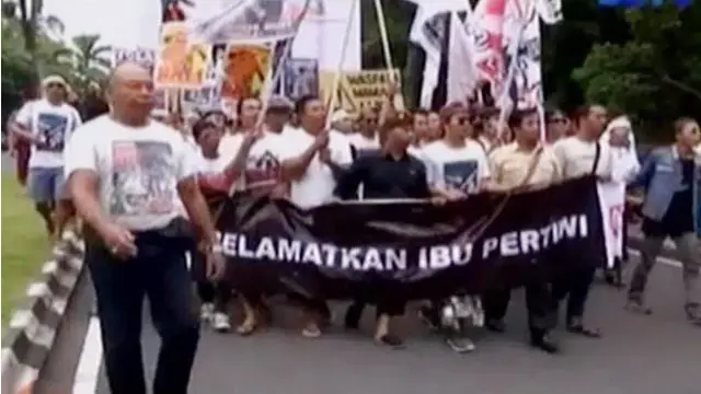 Aksi ini berlangsung saat sejumlah pejabat, pengusaha, dan tokoh masyarakat sedang rapat membahas Analisis Dampak Lingkungan (Amdal).