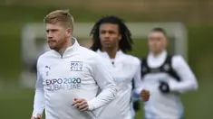 Gelandang Manchester City asal Belgia Kevin De Bruyne (kiri) melakukan pemanasan saat mengambil bagian dalam sesi latihan di tempat latihan Manchester City di Manchester, barat laut Inggris, pada 25 April 2022. Manchester City akan bertanding melawan Real Madrid pada leg pertama semifinal Liga Champions. (AFP/Oli Scarff)
 
