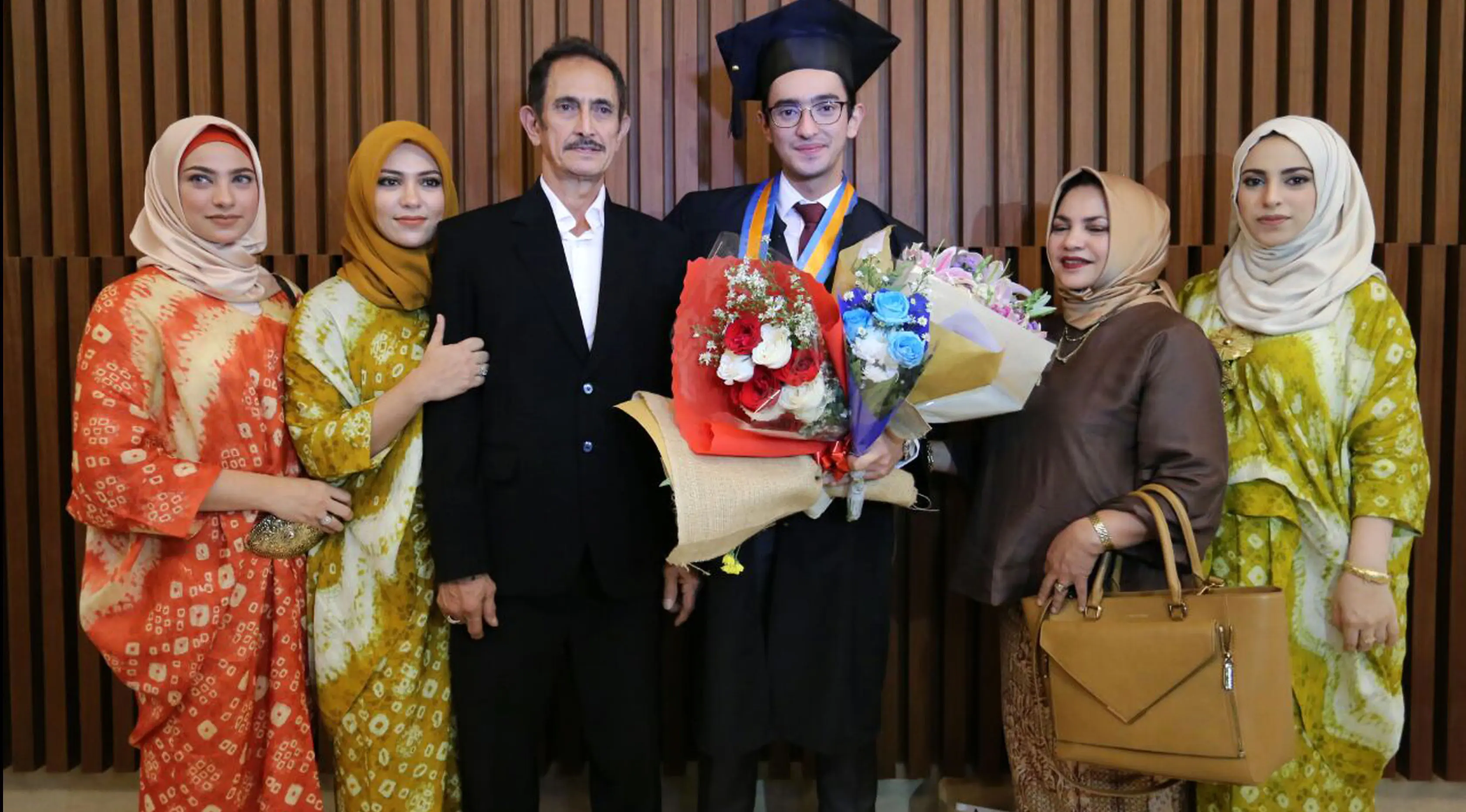 Omar Daniel bersama keluarganya dalam acara wisuda. Omar Daniel kini menyandang gelar sarjana. (Surya Hadiansyah/Liputan6.com)